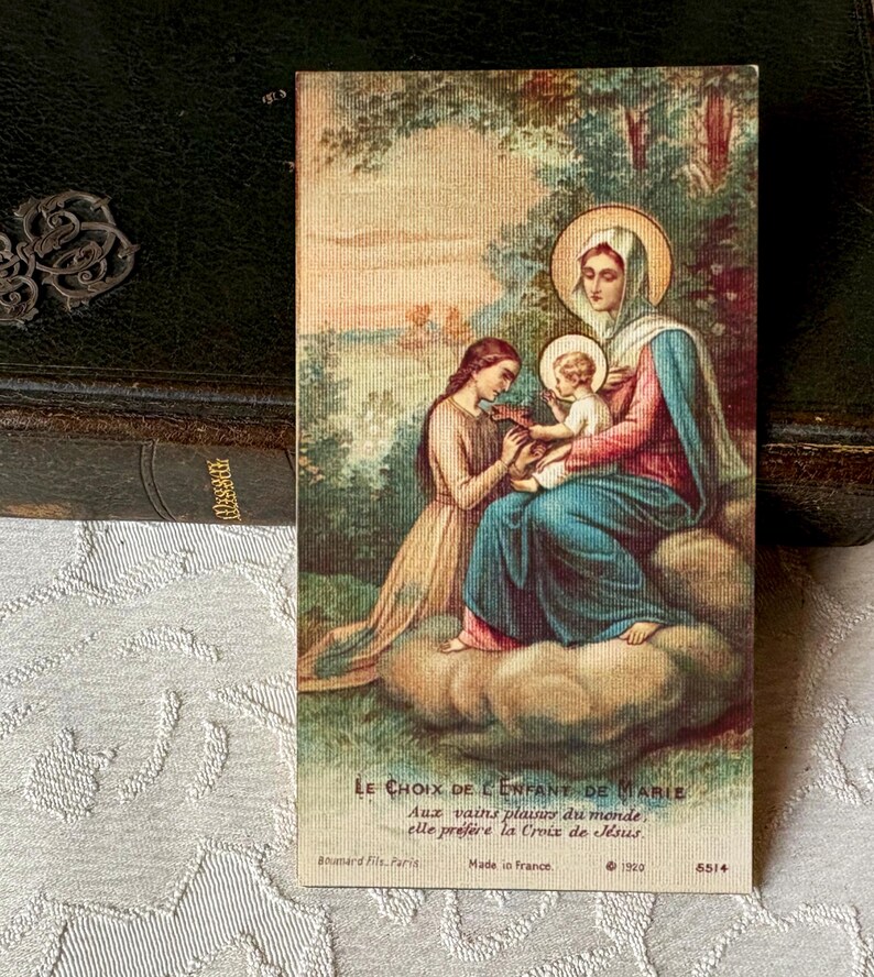 Cartão religioso francês vintage da Virgem Maria, cartão sagrado antigo da Mãe Santíssima com Jesus e o Menino Maria, cartão católico da década de 1910, devoção a Maria imagem 2