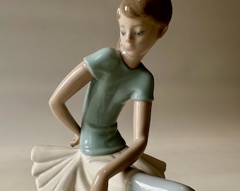PRICE REDUCED Beautiful Lladro Julia Ballerina #13618 (retired) sculpted by Juan Huerta.