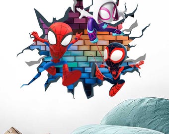 Könnte beinhalten: Drei Comic-Spider-Man-Charaktere, darunter Spider-Man, Miles Morales und Spider-Gwen, brechen durch eine Ziegelmauer. Die Mauer ist mit einem Regenbogenmuster bemalt.
