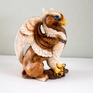 Peut inclure: Ensemble de trois tasses en céramique avec une finition mate et mouchetée. Les tasses sont de couleur crème, gris clair et gris foncé. Chaque tasse a un design simple et minimaliste, parfait pour le café ou le thé.