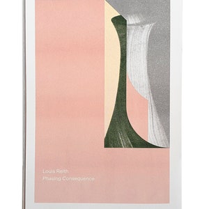 Pode incluir: Uma capa de livro com um design abstrato que apresenta uma forma verde, amarela e cinza sobre um fundo rosa. O texto "Louis Reith" e "Phasing Consequence" está impresso em branco na parte inferior da capa.
