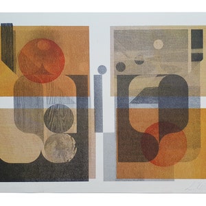Pode incluir: Impressão de arte geométrica abstrata com um design simétrico em tons quentes. A obra de arte inclui formas laranja, castanhas e cinzentas, incluindo círculos e retângulos. A impressão tem uma aparência texturizada e é assinada no canto inferior direito.