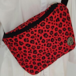 Rote Umhängetasche, leicht und geräumig. Perfekt für Reise und Urlaub. Roter Leopardendruck. Perfektes Geschenk für sie.