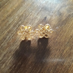 Puede incluir: Un juego de tres tazas de cerámica con un acabado mate moteado. Las tazas son en tonos crema, gris claro y gris oscuro. Cada taza tiene un diseño simple y minimalista, ideal para café o té.