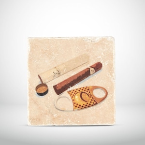 Puede incluir: Un posavasos de mármol con una imagen impresa de un cigarro, un cortapuros y un tubo para cigarros. El cigarro es marrón y tiene una banda dorada. El cortapuros es dorado y tiene un patrón a cuadros. El tubo para cigarros es blanco y tiene una banda dorada.