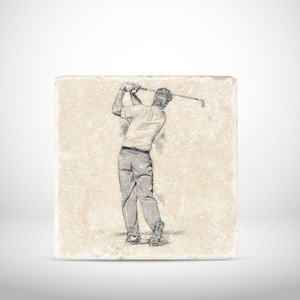 Può includere: Un disegno in bianco e nero di un golfista che oscilla una mazza su un sottobicchiere di pietra beige.