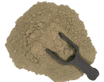 以下が含まれることがあります： 黒いプラスチック製のスコップが付いた、薄い茶色の粉の山。この粉は、料理やお菓子作りに使われる天然の材料です。