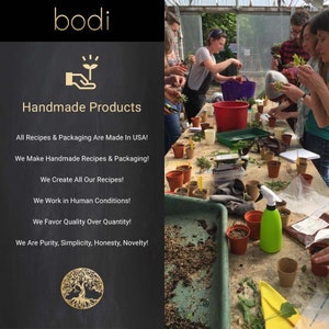 Op de afbeelding: Een groep mensen werkt in een kas en potten planten in kleine bruine potten. De tekst "bodi Handmade Products" staat aan de linkerkant van de afbeelding. De tekst "All Recipes & Packaging Are Made In USA! We Make Handmade Recipes & Packaging! We Create All Our Recipes! We Work in Human Conditions! We Favor Quality Over Quantity! We Are Purity, Simplicity, Honesty, Novelty!" staat ook aan de linkerkant van de afbeelding.