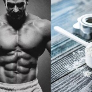 Puede incluir: Una foto en blanco y negro de un hombre musculoso de pie frente a un fondo gris. Una cuchara blanca de prote&iacute;na en polvo est&aacute; sobre una superficie de madera con una placa de peso y un mango de m&aacute;quina de pesas en el fondo.