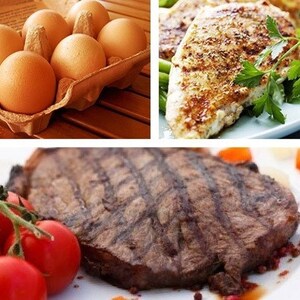 Puede incluir: Primer plano de un bistec a la parrilla con marcas de parrilla, rodeado de tomates cherry rojos. El bistec est&aacute; en un plato blanco con algunos granos de pimienta roja esparcidos alrededor.