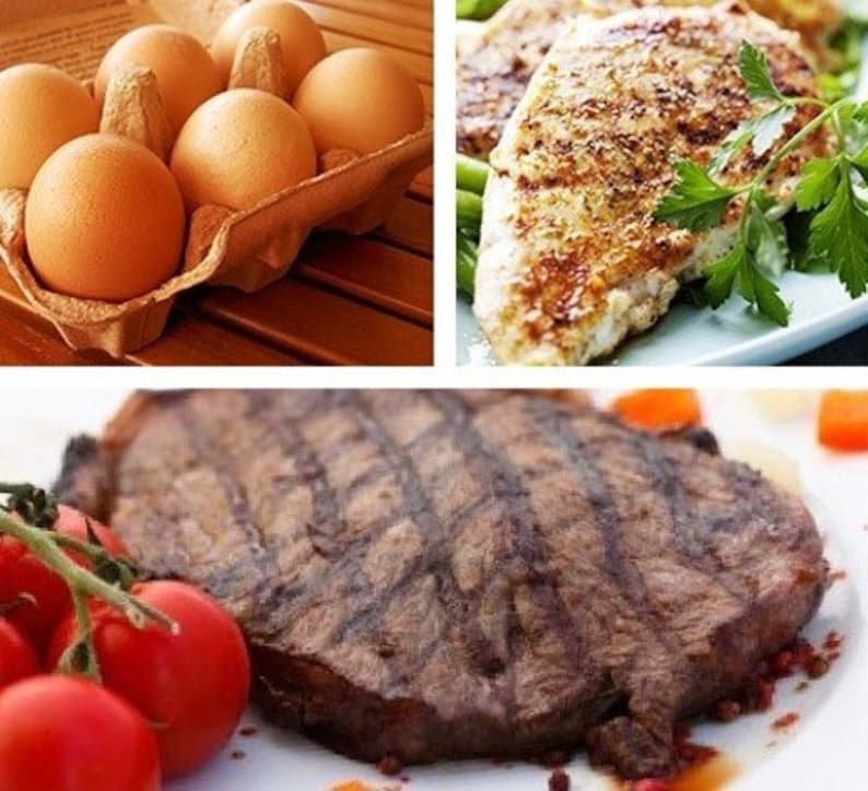 Puede incluir: Primer plano de un bistec a la parrilla con marcas de parrilla, rodeado de tomates cherry rojos. El bistec est&aacute; en un plato blanco con algunos granos de pimienta roja esparcidos alrededor.