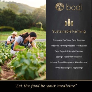 Op de afbeelding: Twee mensen werken in een tuin. De tekst op het zwarte schoolbord zegt "bodi Duurzame Landbouw" en somt het volgende op: "Moedig eerlijke handel in landbouwproducten aan! Traditionele landbouw tegenover industri&euml;le! Bevorder biologische landbouwprincipes! Bewust van de ecologische voetafdruk! Eigen productie van verse microgroenten en champignons! 100% recycling voor hergroei!" De tekst onderaan de afbeelding zegt "Laat voedsel je medicijn zijn."