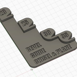 Op de afbeelding: Een grijze kunststof afschuining gids met markeringen voor 20, 25, 30 en 35 graden. De gids is gemarkeerd met "BEVEL GUIDE" en "CHISEL & PLANE".