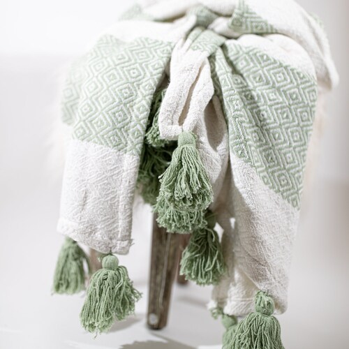 Jeté en coton tissé : motif losanges vert sauge avec glands
