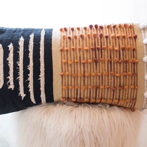 Housse de coussin lombaire capitonnée bohème : coussin tissé noir et ocre (12 x 30 po.)