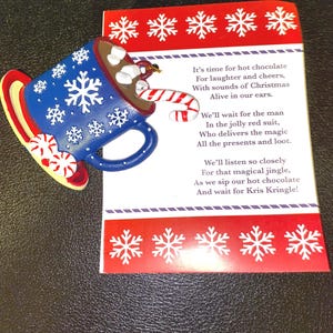 Sapin décoratif en chocolat chaud en résine, avec une jolie carte. Répandez le confort et la joie cette saison des vacances avec ces derniers. Amis, cadeau de décoration.