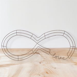 5- Cadre/forme de couronne symbole amour infini. 27,5 x 11,75 pouces. Saint-Valentin.