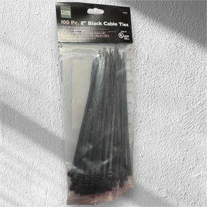 Puede incluir: Un paquete de plástico transparente que contiene 100 bridas negras de 20,3 cm. El paquete tiene una etiqueta negra y verde que dice "100 Pc. 8" Black Cable Ties". Las bridas se utilizan para organizar y asegurar cables.