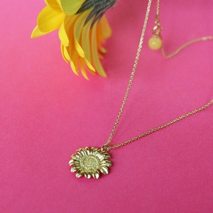 A flower necklace with a unique detail image 1