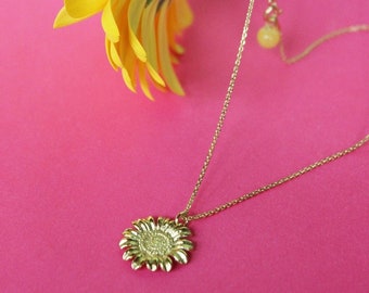 A flower necklace with a unique detail