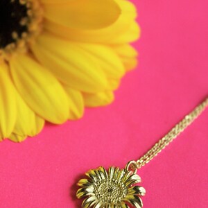 A flower necklace with a unique detail image 5