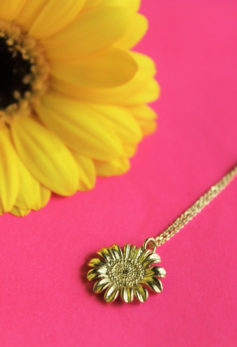 A flower necklace with a unique detail image 5