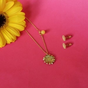 A flower necklace with a unique detail image 3