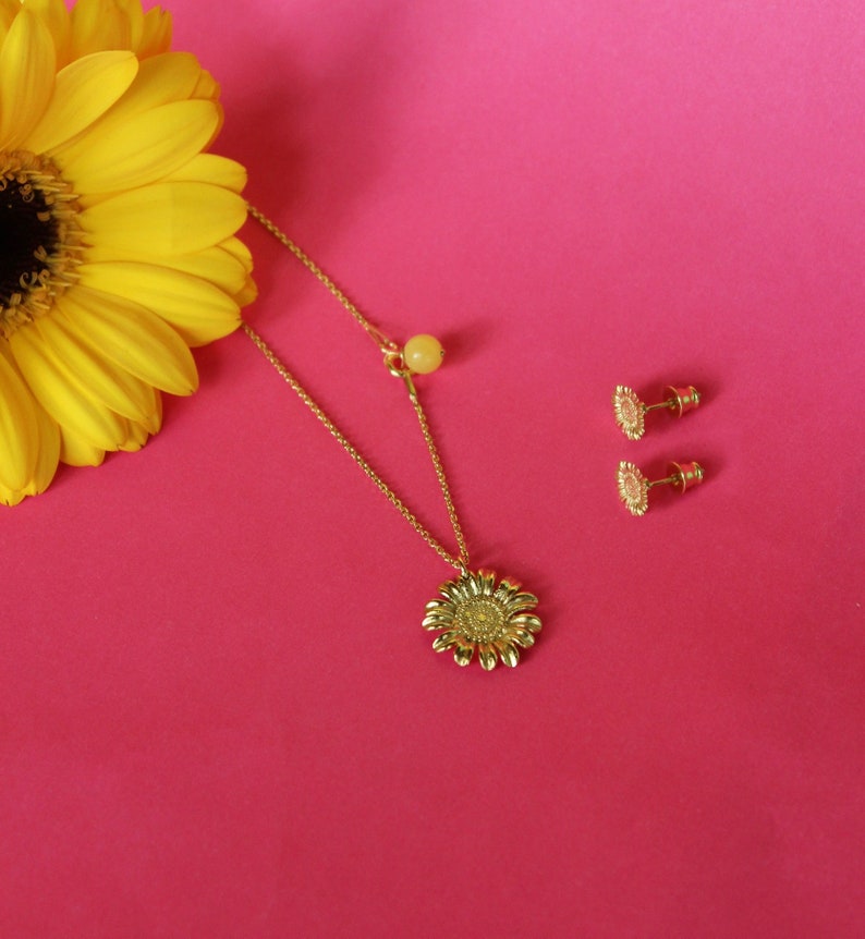 A flower necklace with a unique detail image 3