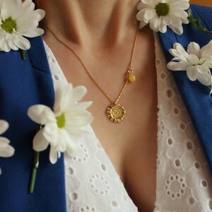 A flower necklace with a unique detail image 4