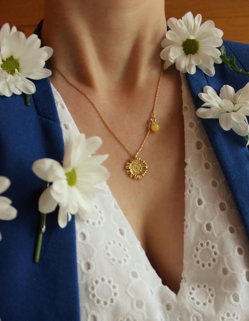 A flower necklace with a unique detail image 4