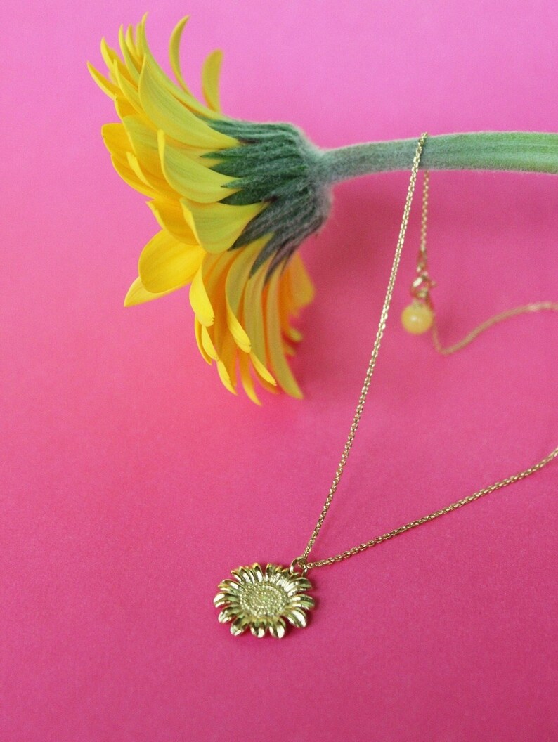 A flower necklace with a unique detail image 1