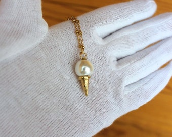 Collier crème glacée avec une belle perle irrégulière.