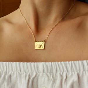 Collar de sobre. Sobre con una rosa.