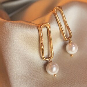 Waterfall unique, irregular earrings with a pearl image 3