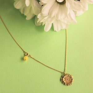 A flower necklace with a unique detail image 2