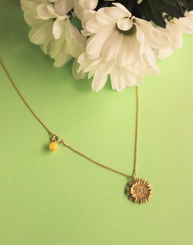 A flower necklace with a unique detail image 2