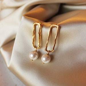 Waterfall unique, irregular earrings with a pearl image 1