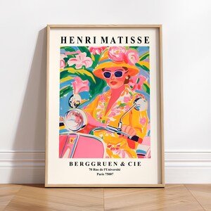 Femme sur une Vespa, décoration maximaliste, impression Matisse, ambiance tropicale estivale, art mural rose