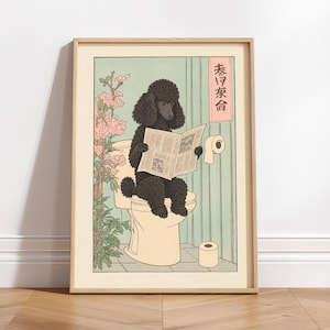 Puede incluir: Una lámina artística enmarcada que muestra a un caniche negro sentado en un inodoro blanco leyendo un periódico. La ilustración incluye una rama con flores rosas a la izquierda, un rollo de papel higiénico en la pared y otro en el suelo. Texto japonés visible.