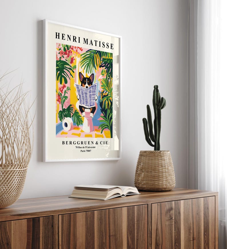 Puede incluir: Una impresi&oacute;n art&iacute;stica enmarcada al estilo de Henri Matisse, que representa a un perro leyendo un peri&oacute;dico. La obra presenta un fondo colorido con plantas tropicales. Incluye el texto "HENRI MATISSE" y "BERGGRUEN & CIE".