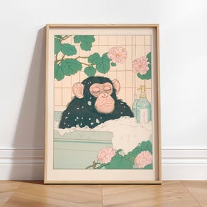 Peut inclure: Une illustration en noir et blanc d'un chimpanzé prenant un bain dans une baignoire avec des bulles. Le chimpanzé est entouré de fleurs roses et de feuilles vertes. L'illustration est de style japonais.