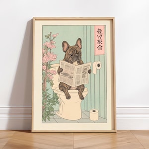 Könnte beinhalten: Ein gerahmter Kunstdruck, der eine gestromte Französische Bulldogge zeigt, die auf einer Toilette sitzt und Zeitung liest. Die Illustration enthält eine rosa blühende Pflanze, eine Rolle Toilettenpapier und ein vertikales rosa Banner.
