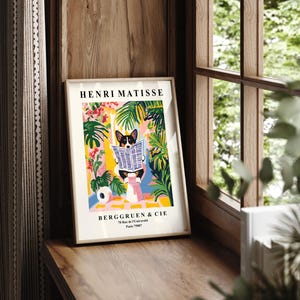 Puede incluir: Una impresi&oacute;n art&iacute;stica enmarcada con una ilustraci&oacute;n caprichosa de un corgi leyendo un peri&oacute;dico, sobre un fondo vibrante de plantas tropicales. La impresi&oacute;n est&aacute; etiquetada como "HENRI MATISSE" y "BERGGRUEN & CIE" con direcci&oacute;n y c&oacute;digo postal.