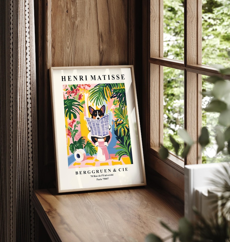 Puede incluir: Una impresi&oacute;n art&iacute;stica enmarcada con una ilustraci&oacute;n caprichosa de un corgi leyendo un peri&oacute;dico, sobre un fondo vibrante de plantas tropicales. La impresi&oacute;n est&aacute; etiquetada como "HENRI MATISSE" y "BERGGRUEN & CIE" con direcci&oacute;n y c&oacute;digo postal.
