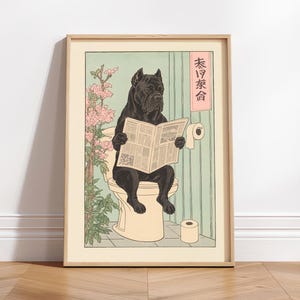 Puede incluir: Una lámina enmarcada que muestra a un perro negro sentado en un inodoro leyendo un periódico. La escena incluye una planta con flores rosas, un rollo de papel higiénico y una pancarta rosa vertical con texto en japonés sobre una pared verde.