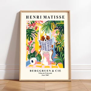 Peut inclure: Une affiche encadrée représentant un chien lisant un journal sur des toilettes. L'œuvre d'art est dans un style coloré inspiré de Matisse, avec des plantes tropicales et le texte "HENRI MATISSE". Le texte inférieur indique "BERGGRUEN & CIE" et l'adresse.