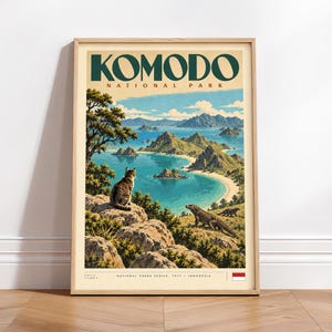 Può includere: Un poster di viaggio incorniciato del Parco Nazionale di Komodo con un gatto soriano seduto su una scogliera rocciosa che si affaccia su una baia turchese con isole e un drago di Komodo in primo piano. Il testo recita KOMODO NATIONAL PARK e NATIONAL PARKS SERIES, 1977, INDONESIA.