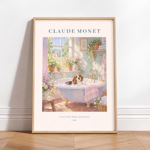 Puede incluir: Una lámina enmarcada titulada CLAUDE MONET, Country Bath, Beagle Among Daisies 1894. La imagen muestra a un beagle sentado en una bañera con patas llena de espuma, rodeado de margaritas en macetas, una ventana y una toalla de rayas rosas y blancas.