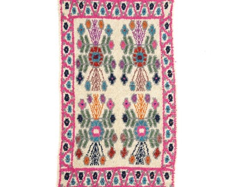 Pure wool rug from Guatemala 235x150 pink dyed. Handmade wool Kilim from Momostenango.