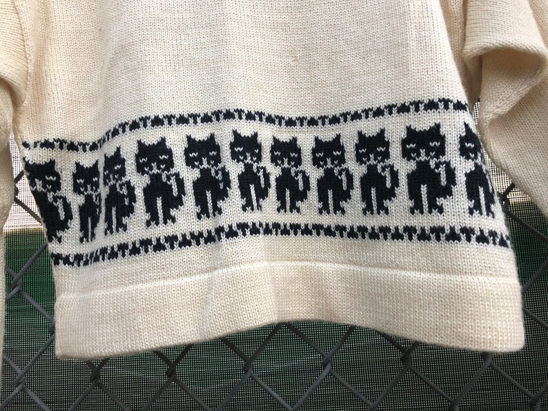 1970s ~ beige cream knit long sleeve pull over sweater w cat print